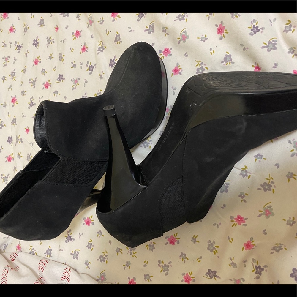 Women black heel shoes